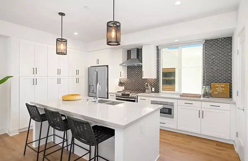 Stockton Casa | New Golden Hill City Charmer