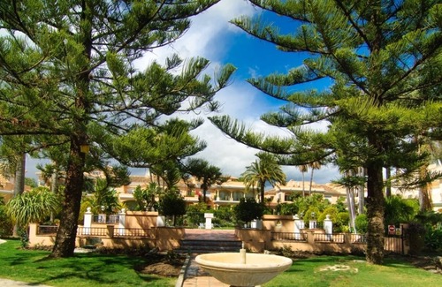 Nueva Milla de Oro Cabaña | Casa adosada frente al mar New Golden Mile con jardín y barbacoa