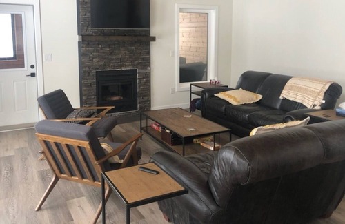 Wasagaming Cabina | New gorgeous 3 bedroom cabin! Walk to Clear Lake!