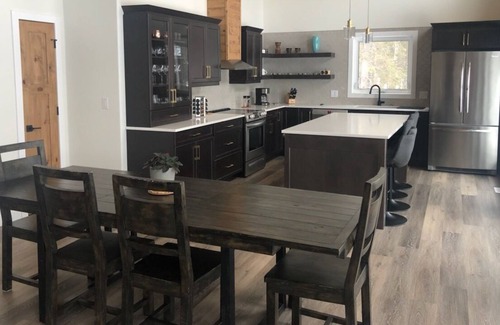 Wasagaming Cabina | New gorgeous 3 bedroom cabin! Walk to Clear Lake!