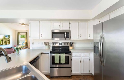 Glendale Casa | *NEW* Gorgeous Desert Oasis! Heated Pool & Hot Tub