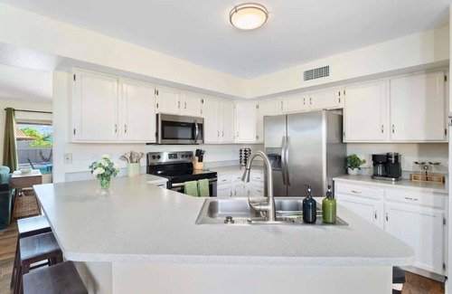 Glendale Casa | *NEW* Gorgeous Desert Oasis! Heated Pool & Hot Tub