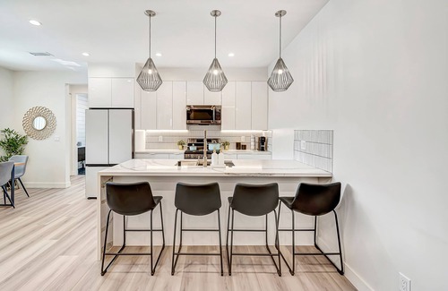 Reseda Casa | New! Gorgeous King Suit House with Pool!