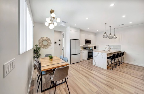 Reseda Casa | New! Gorgeous King Suit House with Pool!