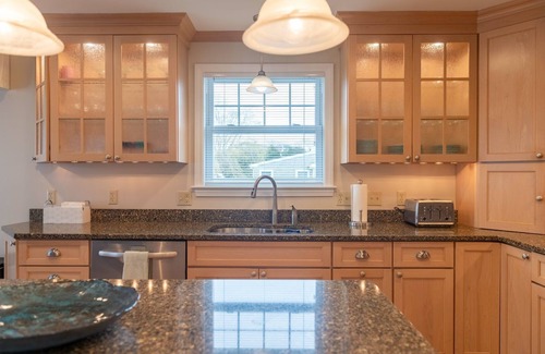 Snug Harbor Casa | New Great Island Listing-2BR 2 Baths, sleeps 6, outdoor shower