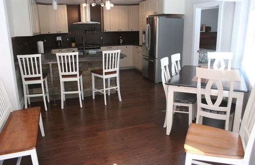 Old Town Condominio | Nueva suite en la planta baja frente al río - ¡Camina hasta el pueblo!