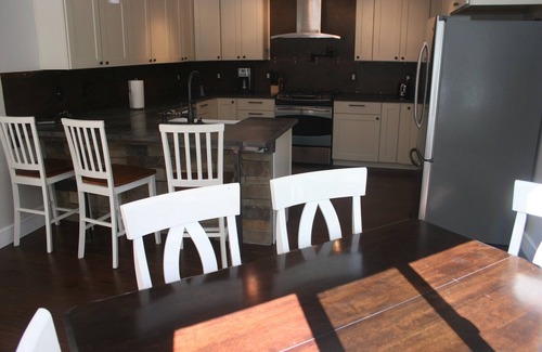 Old Town Condominio | Nueva suite en la planta baja frente al río - ¡Camina hasta el pueblo!