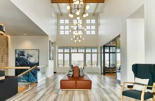 Aurora Casa | NEW Guest Suite with Lake, Pool, and Gym Access!