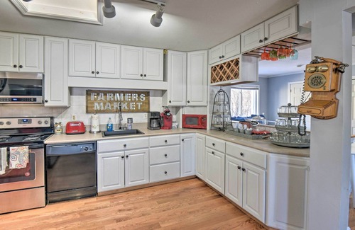 Barnstead Casa | Locke Lake Home w / Playa privada, muelle y balsas!