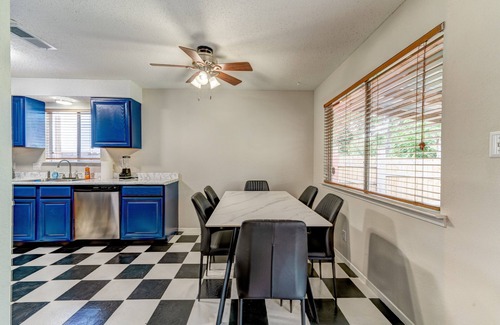 Franklin Park Casa | NEW! Happy Hollow-- w/ 3 King Beds + Ping-Pong/Movie Room