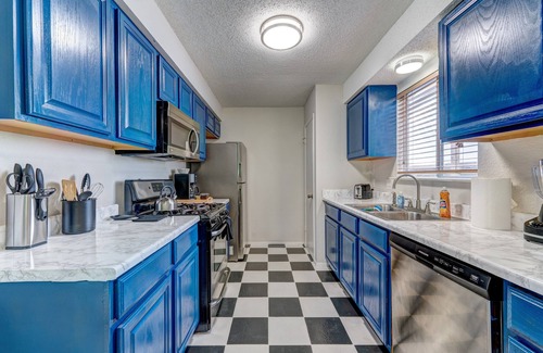 Franklin Park Casa | NEW! Happy Hollow-- w/ 3 King Beds + Ping-Pong/Movie Room