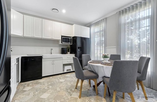 Banksia Beach Casa | New Haven - Eiffel Tower Suite