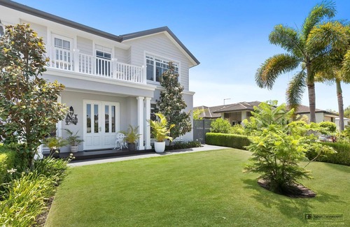Banksia Beach Casa | New Haven - Eiffel Tower Suite