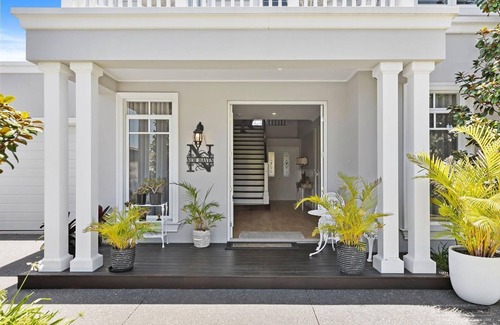 Banksia Beach Casa | New Haven - Eiffel Tower Suite