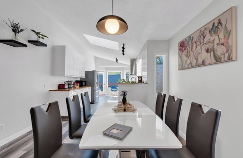 Calgary Casa | *NEW*HiddenGem*Discount*MovieTheatre*Deck*AC*Downtown 15'*Banff 60'*Bedrooms 4x