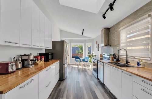 Calgary Casa | *NEW*HiddenGem*Discount*MovieTheatre*Deck*AC*Downtown 15'*Banff 60'*Bedrooms 4x