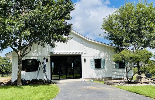 Hays County Apartamento | NEW High Cotton Suite in Driftwood Hill Country
