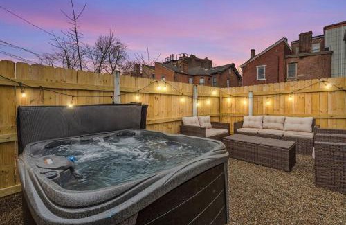 Manchester Casa | NEW! High-end Manchester Home w/a hot tub