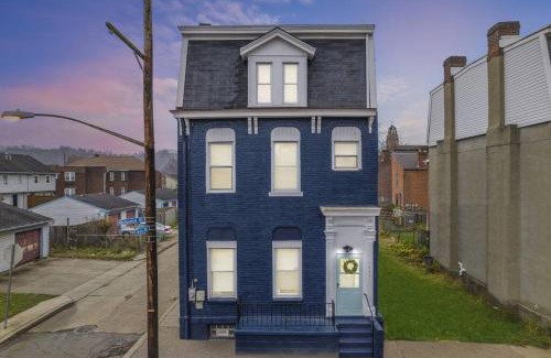 Manchester Casa | NEW! High-end Manchester Home w/a hot tub