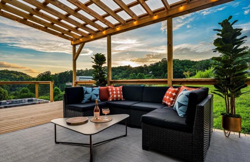 Sevierville Casa | NEW Hill Gem - Murals - Cowboy Pool- Hot Tub- Game Room