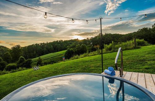 Sevierville Casa | NEW Hill Gem - Murals - Cowboy Pool- Hot Tub- Game Room