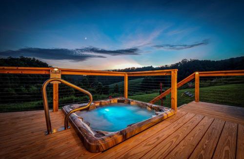 Sevierville Casa | NEW Hill Gem - Murals - Cowboy Pool- Hot Tub- Game Room