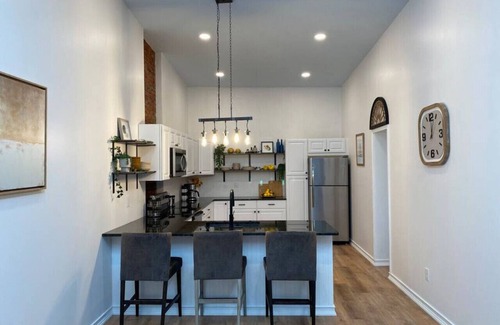 California Apartamento | New! Historic and Renovated 3BR Riverside Suite