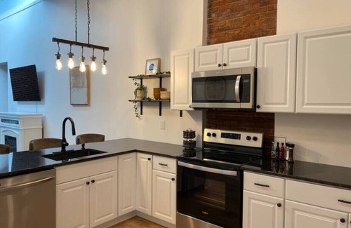 California Apartamento | New! Historic and Renovated 3BR Riverside Suite