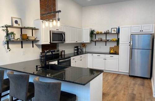 California Apartamento | New! Historic and Renovated 3BR Riverside Suite