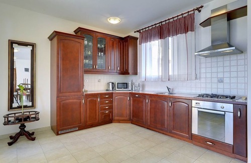 Valdebek Apartamento | Nuevo piso de vacaciones con aparcamiento, clima en una zona tranquila de Pula