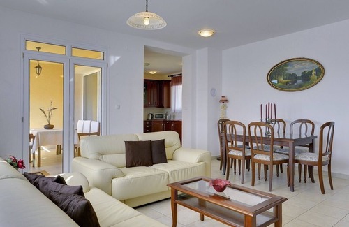 Valdebek Apartamento | Nuevo piso de vacaciones con aparcamiento, clima en una zona tranquila de Pula