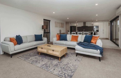 Bell Block Casa | New Holiday Home with Mt Taranaki Views