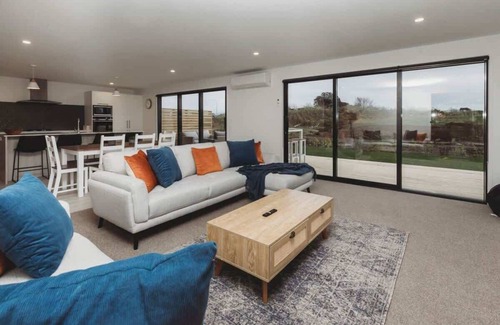 Bell Block Casa | New Holiday Home with Mt Taranaki Views