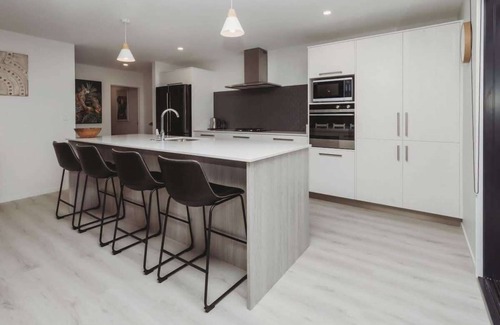 Bell Block Casa | New Holiday Home with Mt Taranaki Views
