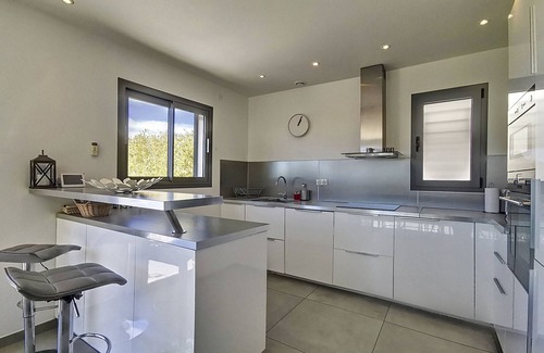 Le Castellet Casa | Nueva villa de vacaciones con piscina con magníficas vistas al mar y al pueblo.