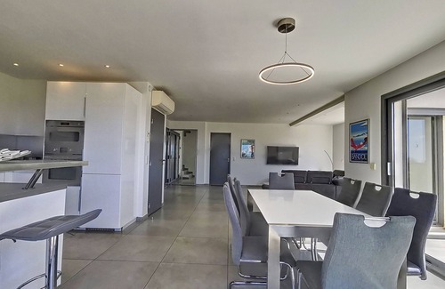 Le Castellet Casa | Nueva villa de vacaciones con piscina con magníficas vistas al mar y al pueblo.