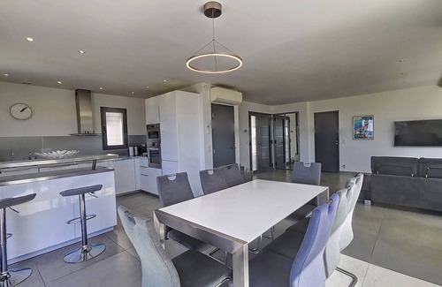 Le Castellet Casa | Nueva villa de vacaciones con piscina con magníficas vistas al mar y al pueblo.
