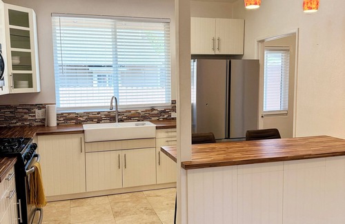 Canoga Park Casa | NEW Home 2.5BR/2.5BA w/Huge Backyard near Woodland Hills DownTown