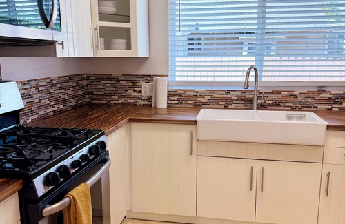 Canoga Park Casa | NEW Home 2.5BR/2.5BA w/Huge Backyard near Woodland Hills DownTown