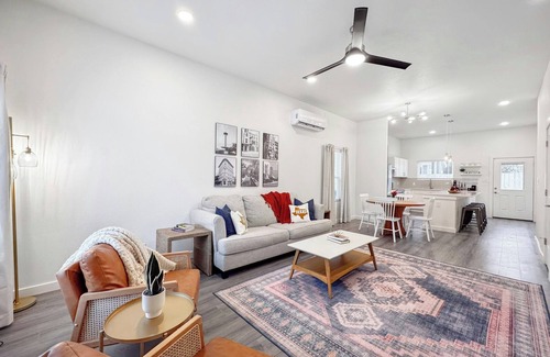Denver Heights Casa | NEW Home 3 mi to Downtown & Riverwalk Near BMT grad 1mi to Alamodome-FrostBank