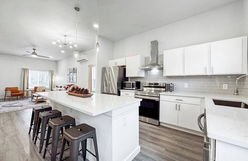 Denver Heights Casa | NEW Home 3 mi to Downtown & Riverwalk Near BMT grad 1mi to Alamodome-FrostBank
