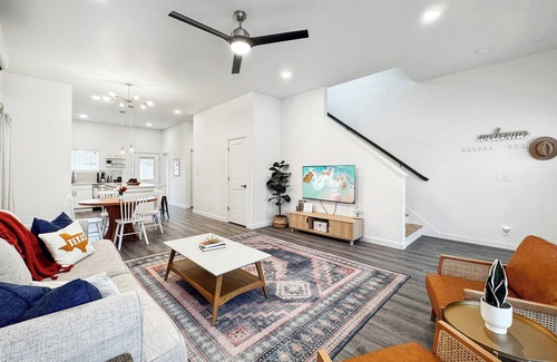 Denver Heights Casa | NEW Home 3 mi to Downtown & Riverwalk Near BMT grad 1mi to Alamodome-FrostBank
