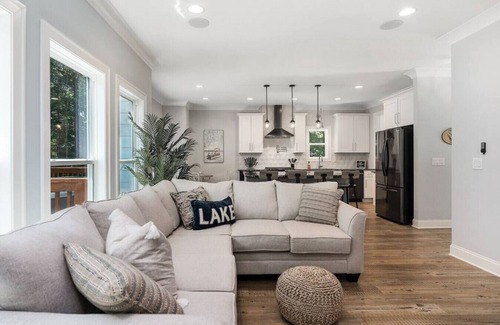 Winchester Casa | New Home, Dock, Home Theatre, Hot Tub, Fire Pit, Kayaks