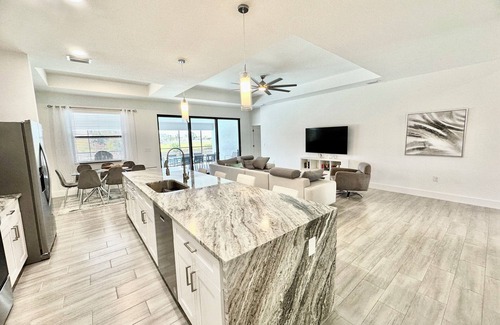 Cape Coral Villa | New home, family-sized pool villa with whirlpool.
