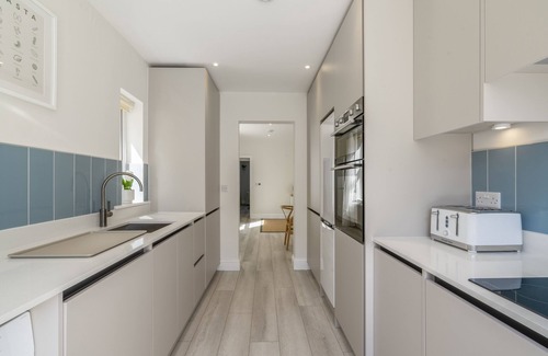 Poole Casa | New Home near Sandbanks + Hot Tub + Sleeps 9 guests. 3 x bathrooms