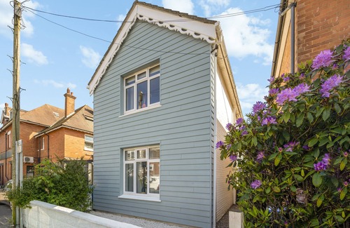 Poole Casa | New Home near Sandbanks + Hot Tub + Sleeps 9 guests. 3 x bathrooms