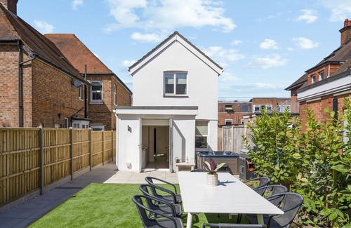 Poole Casa | New Home near Sandbanks + Hot Tub + Sleeps 9 guests. 3 x bathrooms
