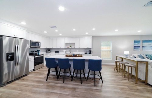 Cocoa Casa | New Home: Rooftop Seating - Grill - Pets - Sleeps 10