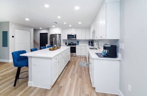 Cocoa Casa | New Home: Rooftop Seating - Grill - Pets - Sleeps 10