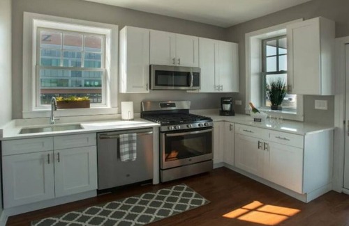 Wrigleyville Casa | New home w/view & party deck - 2nd Floor